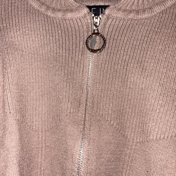 Chic Women's Gray Zip-Up Cardigan - Picture 2 of 2